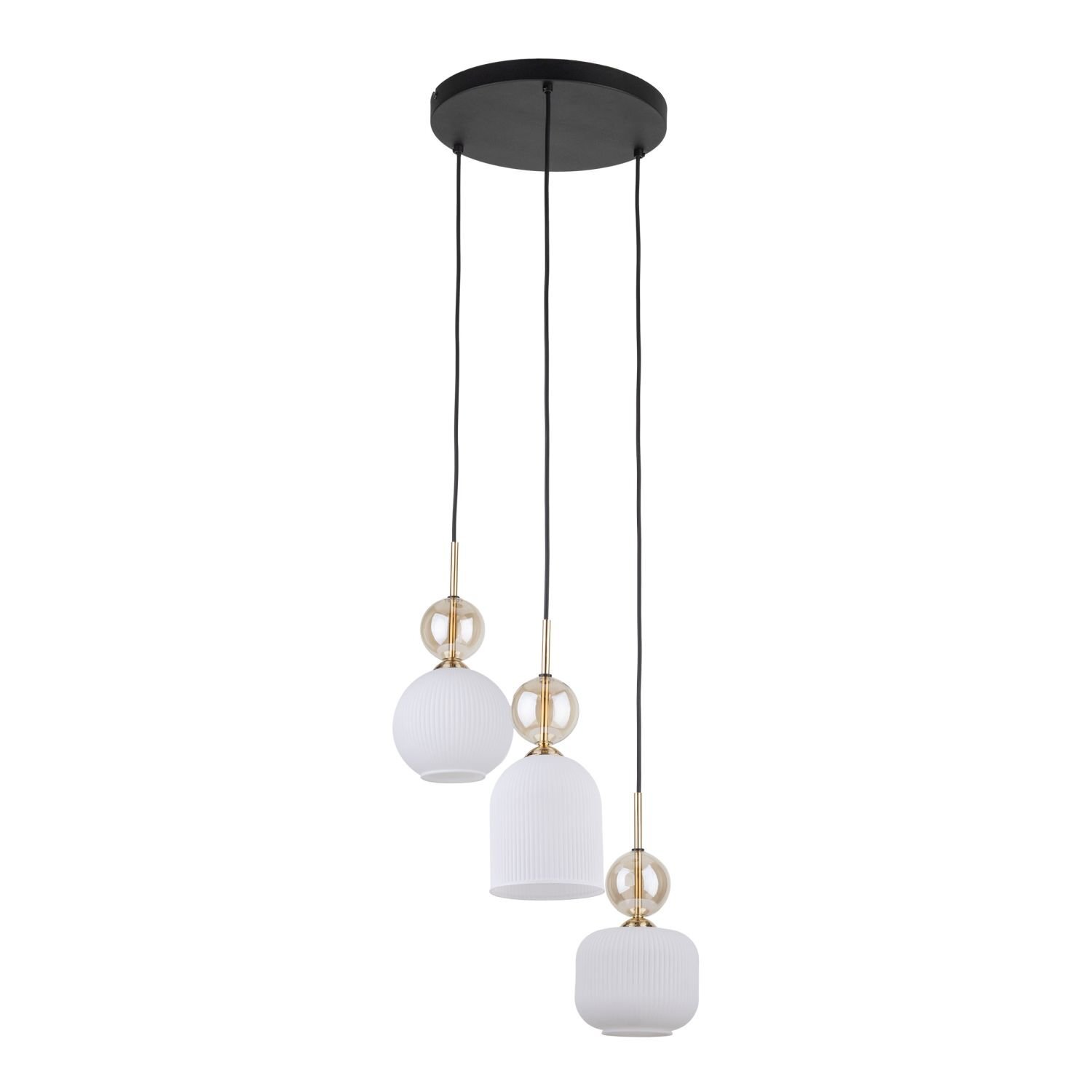 Lampa sufitowa z trzema białymi kloszami o różnym kształcie, zawieszona na czarnych przewodach z okrągłą, czarną podsufitką. Elementy dekoracyjne w kolorze złotym dodają elegancji.