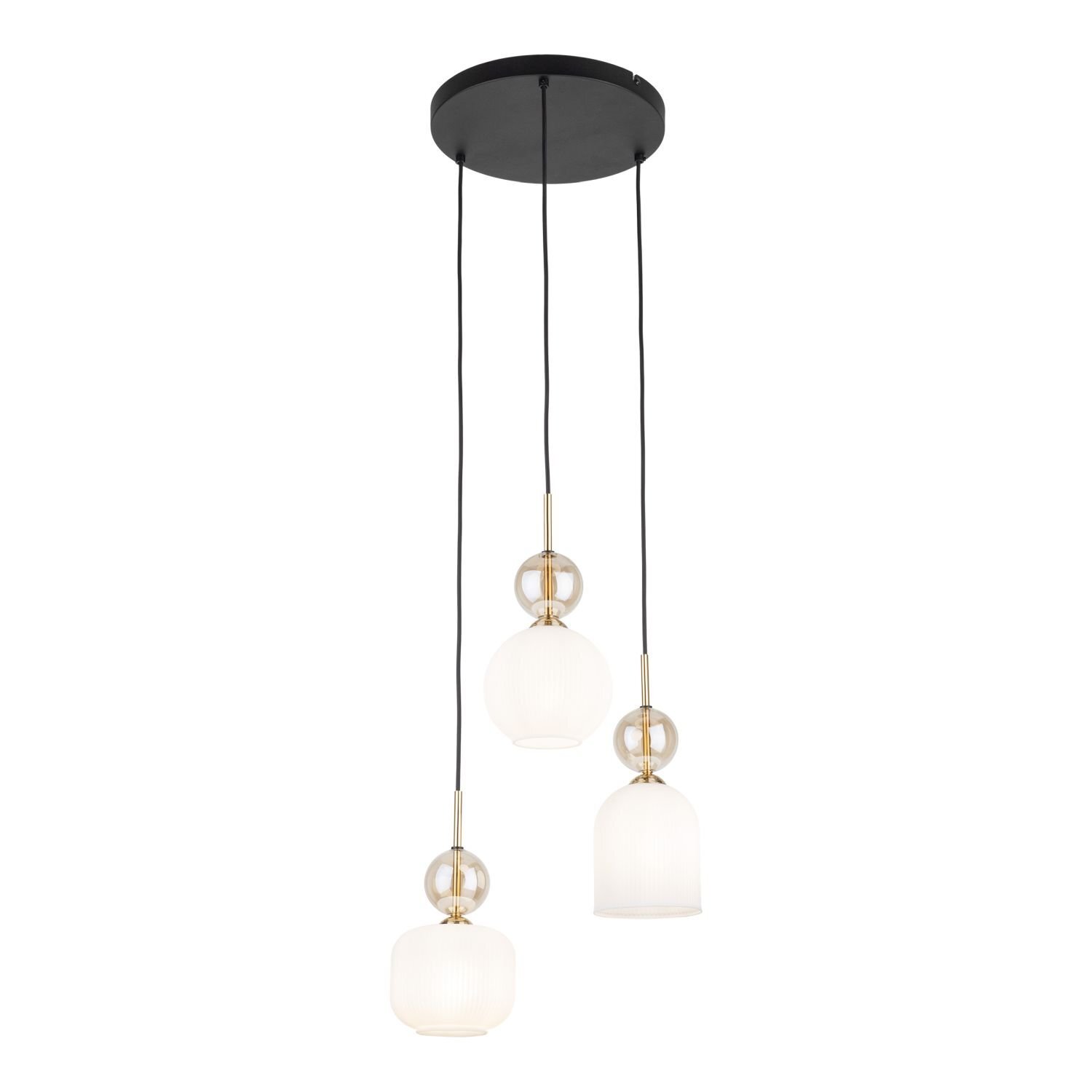 Lampa sufitowa z trzema białymi kloszami zawieszonymi na czarnych przewodach, z ozdobnymi elementami w kolorze złotym. Klosze mają różne kształty, a całość jest zamocowana na okrągłej, czarnej podstawie.