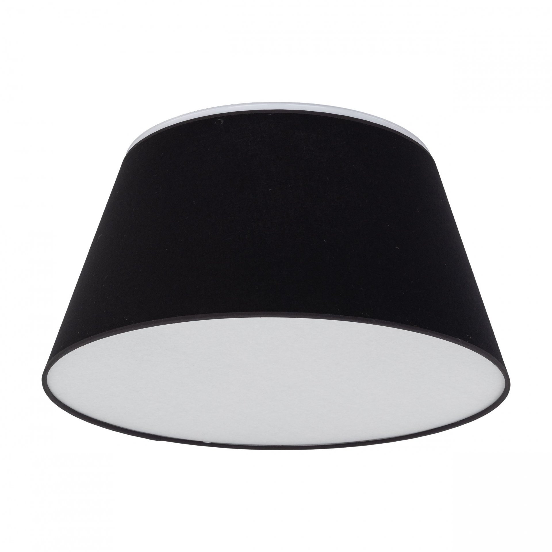 Czarna lampa sufitowa o stożkowym kształcie z białym spodem. Lampa ma nowoczesny design i jest przeznaczona do montażu w salonie.