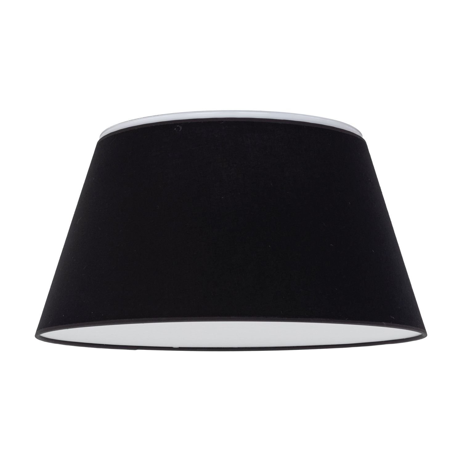 Czarna lampa sufitowa o stożkowym kształcie z białym wnętrzem. Lampa ma nowoczesny design i jest przeznaczona do montażu w salonie.
