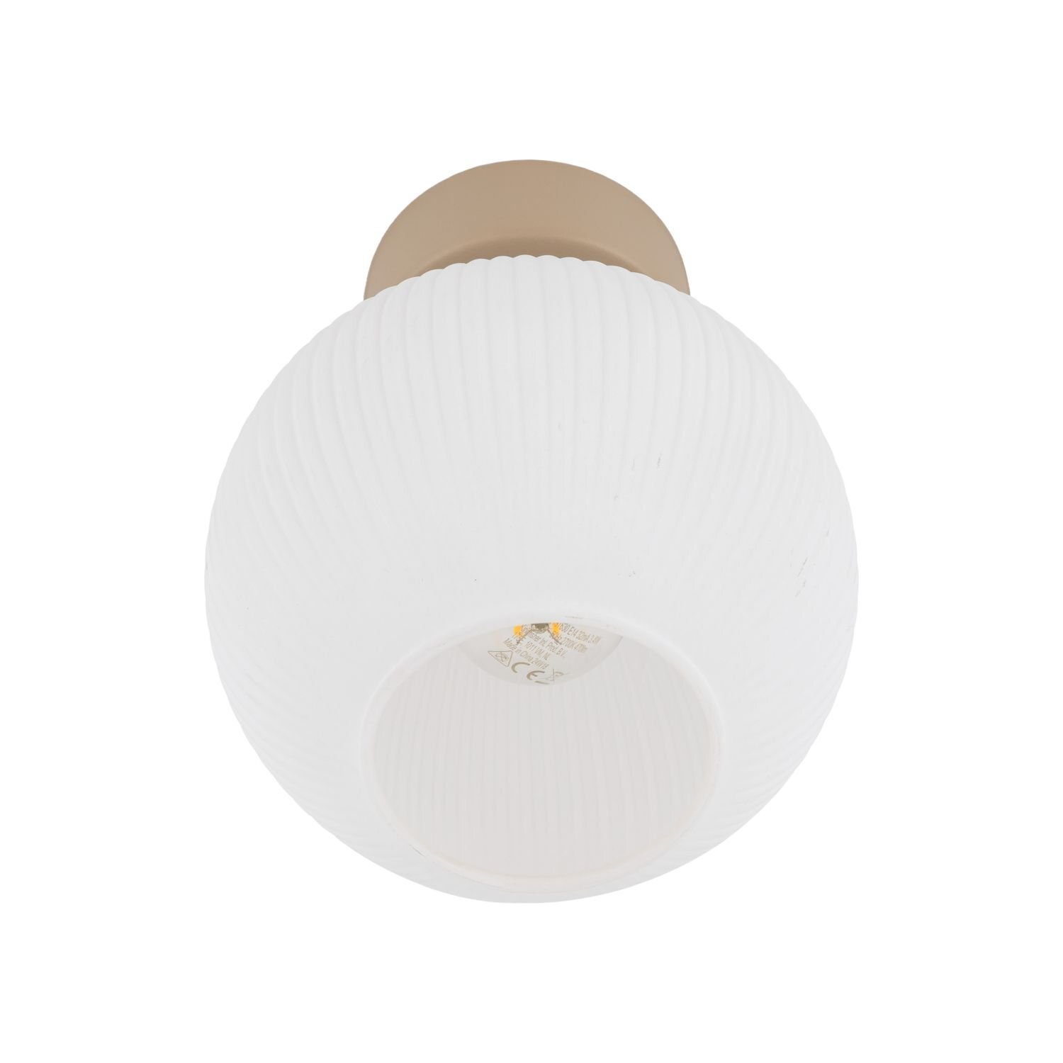 Biała, metalowa lampa sufitowa o nowoczesnym designie z widocznym żłobieniem na powierzchni klosza. Wewnątrz klosza znajduje się oprawa na żarówkę typu E14.