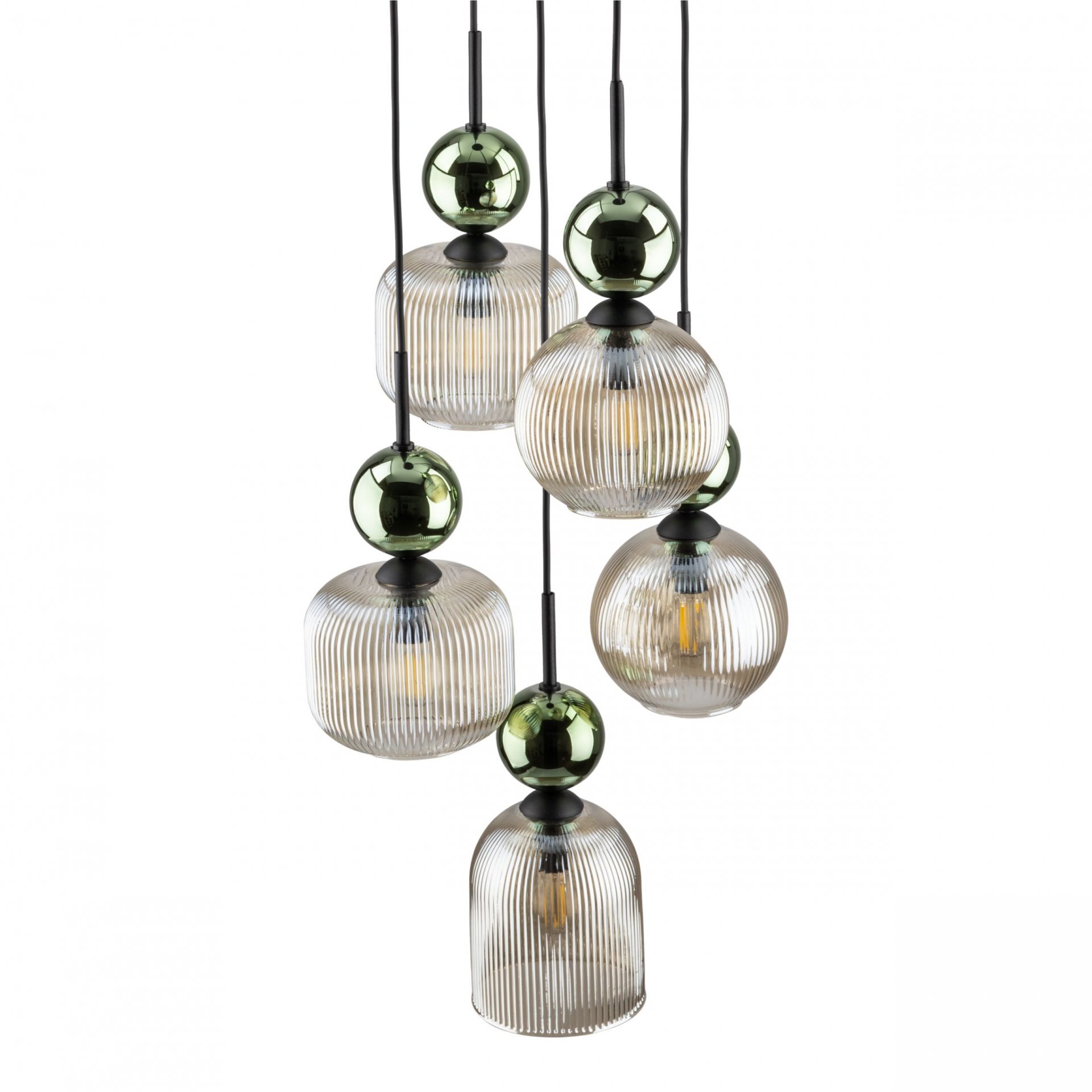 Lampa wisząca z pięcioma kloszami wykonanymi z prążkowanego bursztynowego szkła, zawieszonymi na czarnych przewodach. Każdy klosz jest ozdobiony zielonym elementem dekoracyjnym.