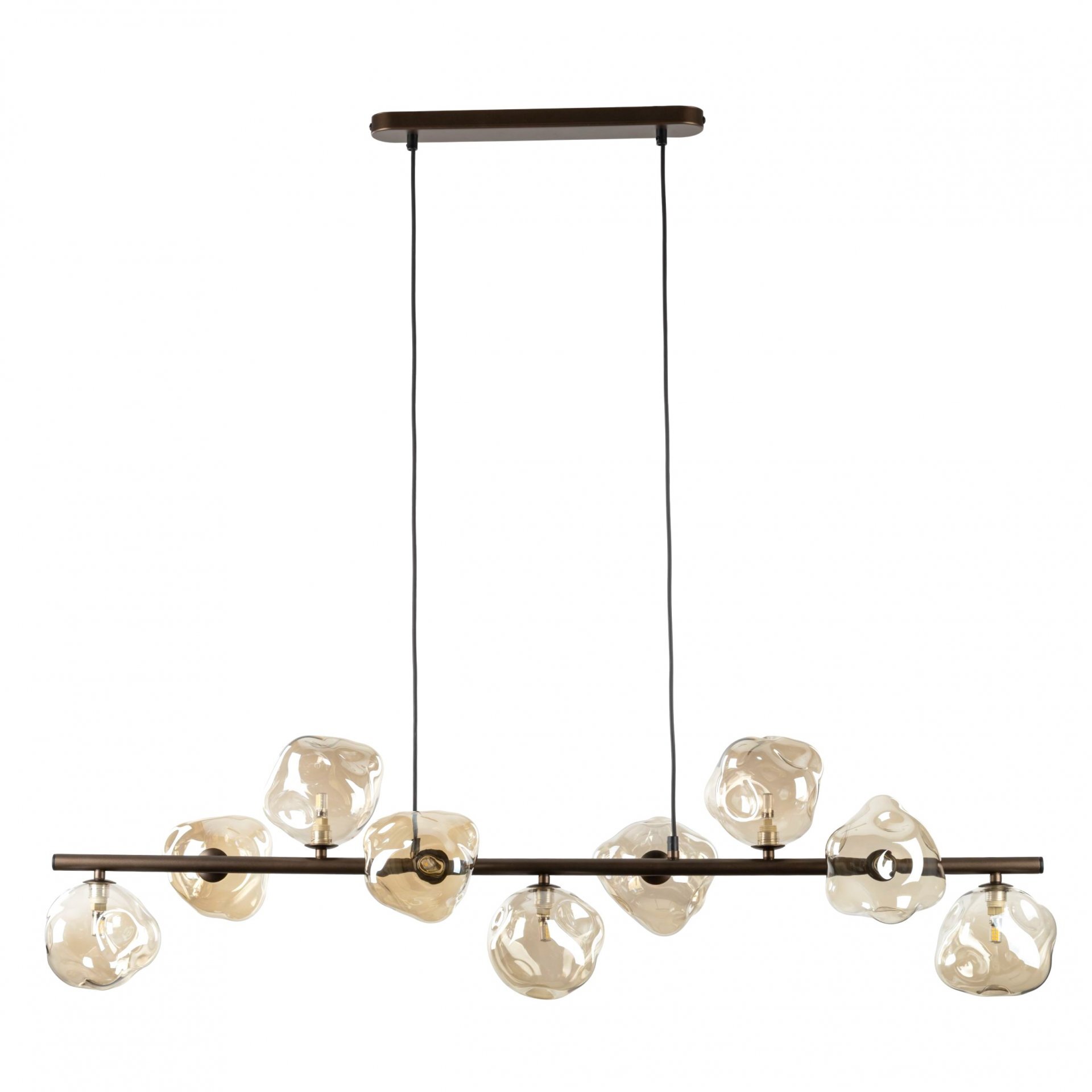 Lampa wisząca z brązowym wykończeniem i bursztynowymi szklanymi kloszami, zawieszona na dwóch czarnych przewodach. Posiada dziewięć źródeł światła rozmieszczonych na poziomej belce.