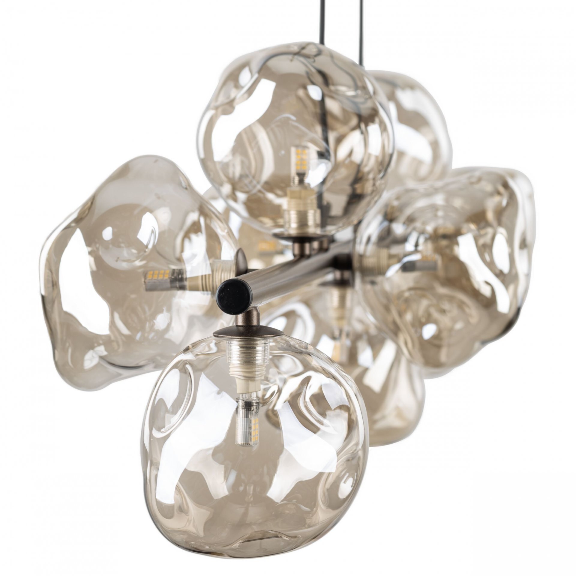 Lampa wisząca z dziewięcioma szklanymi kloszami o bursztynowym odcieniu, zamontowana na metalowej konstrukcji. Klosze mają nieregularny, falisty kształt.