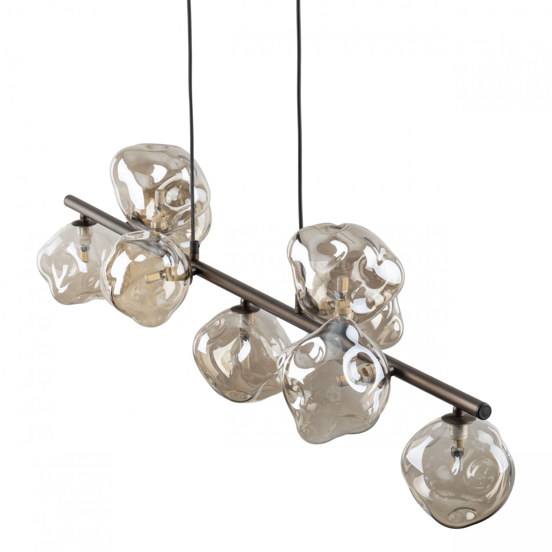 Lampa wisząca z dziewięcioma bursztynowymi kloszami o nieregularnym kształcie, zamontowana na brązowej belce. Klosze wykonane są ze szkła, a całość zawieszona jest na dwóch czarnych przewodach.