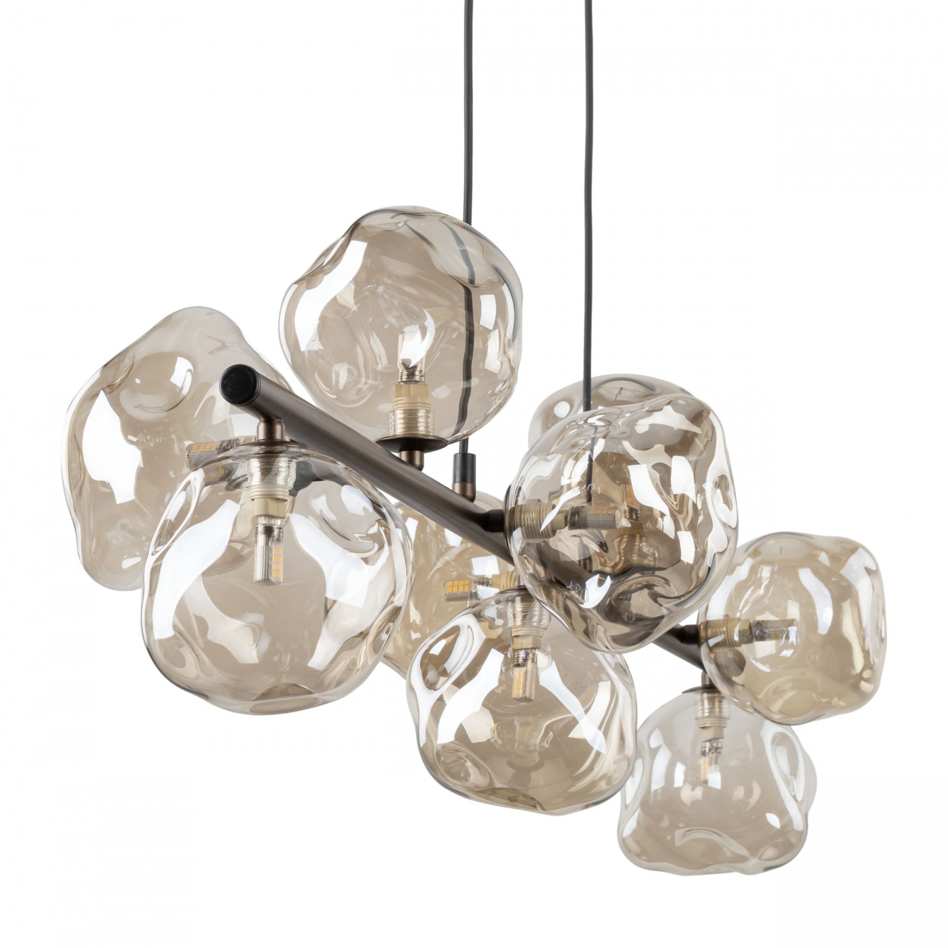 Lampa wisząca z dziewięcioma kloszami z bursztynowego szkła o nieregularnym kształcie, zamontowana na metalowej konstrukcji. Klosze są przezroczyste, a wewnątrz widoczne są żarówki.