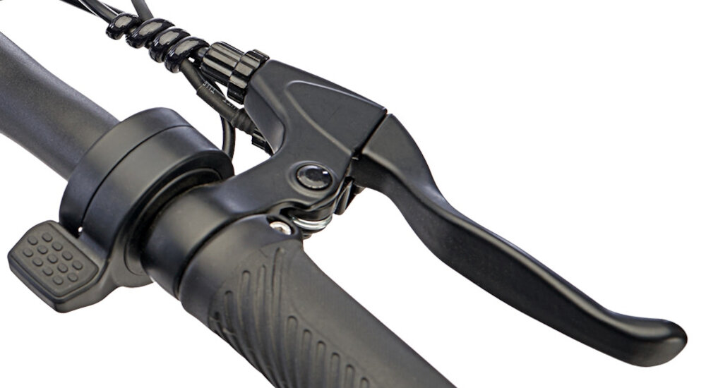 Zbliżenie na kierownicę hulajnogi elektrycznej z widocznym hamulcem ręcznym i manetką gazu. Elementy są w kolorze czarnym.