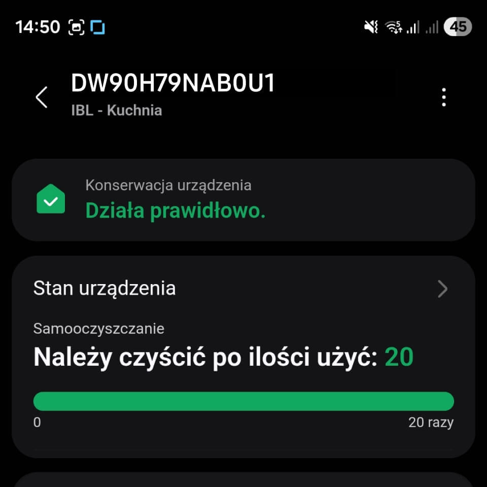 Ekran aplikacji pokazuje status zmywarki SAMSUNG DW70H73WCB0U1. Informacje: \'Konserwacja urządzenia Działa prawidłowo.\' oraz \'Stan urządzenia Samooczyszczanie Należy czyścić po ilości użyć: 20\'.