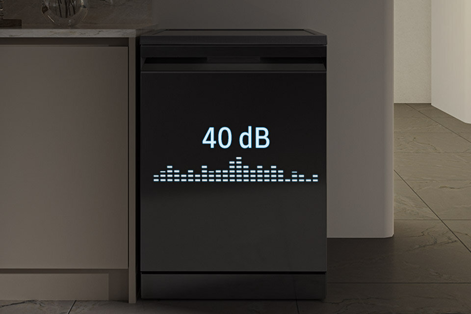 ciche działanie Czarna zmywarka z wyświetlaczem pokazującym \'40 dB\' oraz graficzną reprezentacją poziomu dźwięku. Urządzenie jest wbudowane w kuchenną zabudowę.