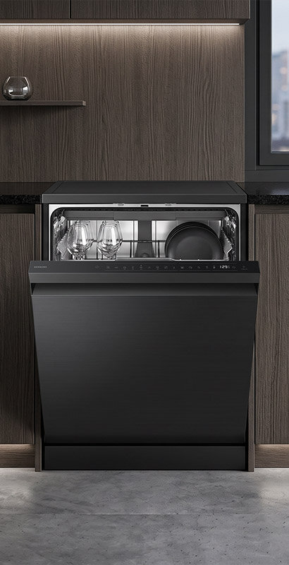 Zmywarka Samsung DW80H73YBFFU1 Zmywarka w zabudowie kuchennej z otwartymi drzwiami, wewnątrz widoczne kieliszki i talerze. Na panelu sterowania widoczny jest napis \'SAMSUNG\'.