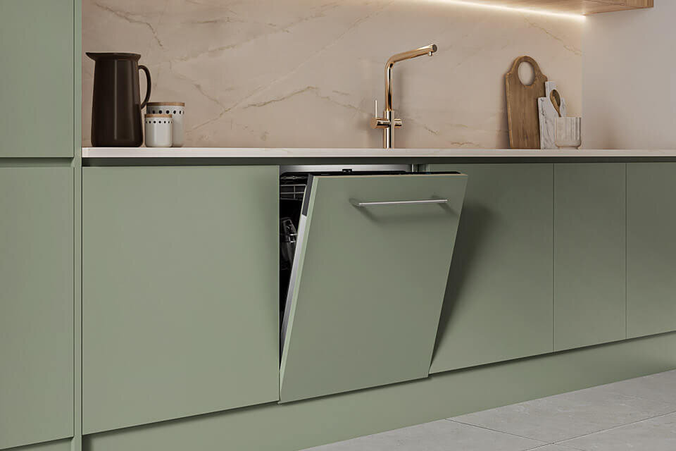 Kuchnia z zabudowaną zmywarką, której drzwi są częściowo otwarte. Na blacie znajduje się kran, dzbanek i deski do krojenia.