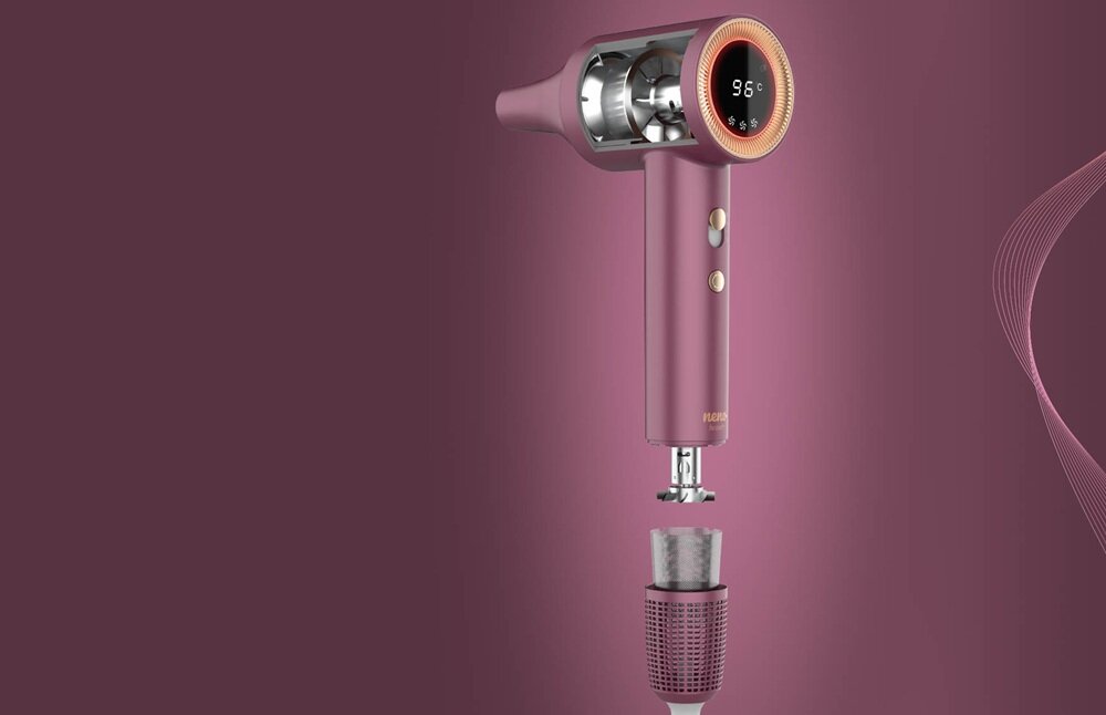 Różowa suszarka do włosów z wyświetlaczem pokazującym \'95°C\' i przyciskami na uchwycie. W tle widoczny jest gradient w odcieniach różu.