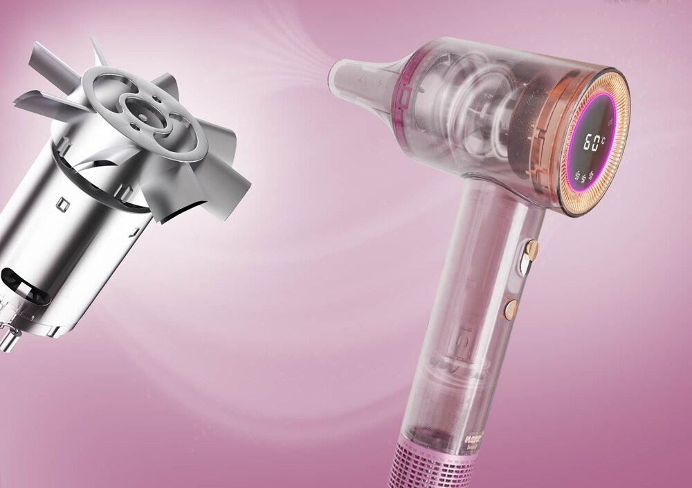 Obraz przedstawia różową suszarkę do włosów z przezroczystą obudową, na której wyświetlacz pokazuje \'60°C\'. Obok widoczny jest metalowy element przypominający wirnik.