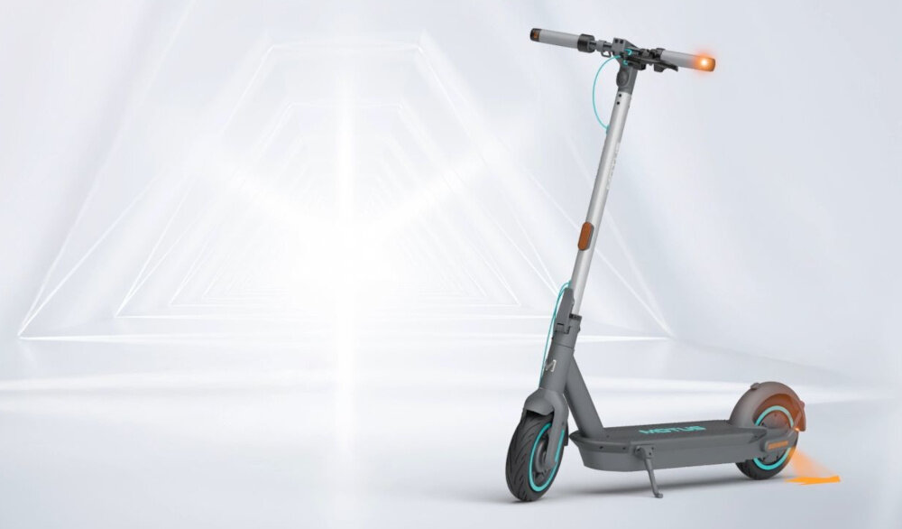 Hulajnoga elektryczna MOTUS Scooty 10 Gen 6 65km 350W 10 cali Szary hulajnoga widoczna z boku zdjęcie na szaro-białym abstrakcyjnym tle do jazdy po mieście dynamiczne ekscytujące podróżowanie szereg udogodnień praktyczne rozwiązania system KERS kierunkowskazy składana konstrukcja styl moc wygoda