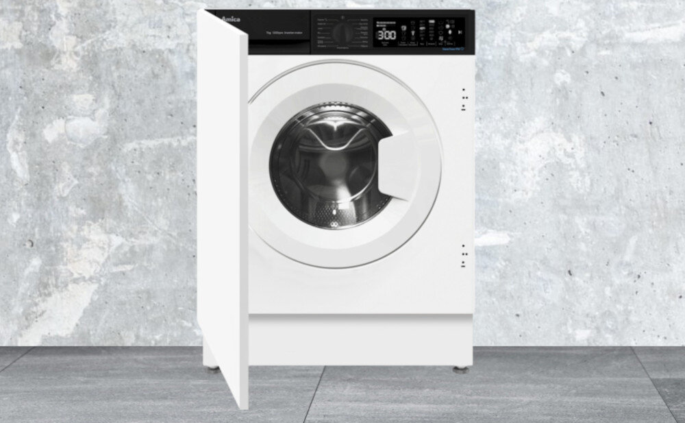 Pralka w zabudowie z otwartymi drzwiami, widoczny panel sterowania z wyświetlaczem i pokrętłem. Na panelu widoczny napis \'Amica\' oraz różne ustawienia prania.