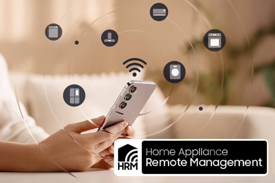 Osoba trzyma smartfon, wokół którego unoszą się ikony symbolizujące różne urządzenia domowe. W prawym dolnym rogu widnieje napis \'Home Appliance Remote Management\' z logo HRM.