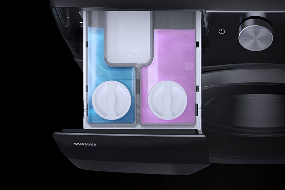 autodozowanie Obraz przedstawia otwarty pojemnik na detergenty w pralce, z dwoma komorami wypełnionymi niebieskim i różowym płynem. Na froncie widoczne jest logo \'SAMSUNG\'.