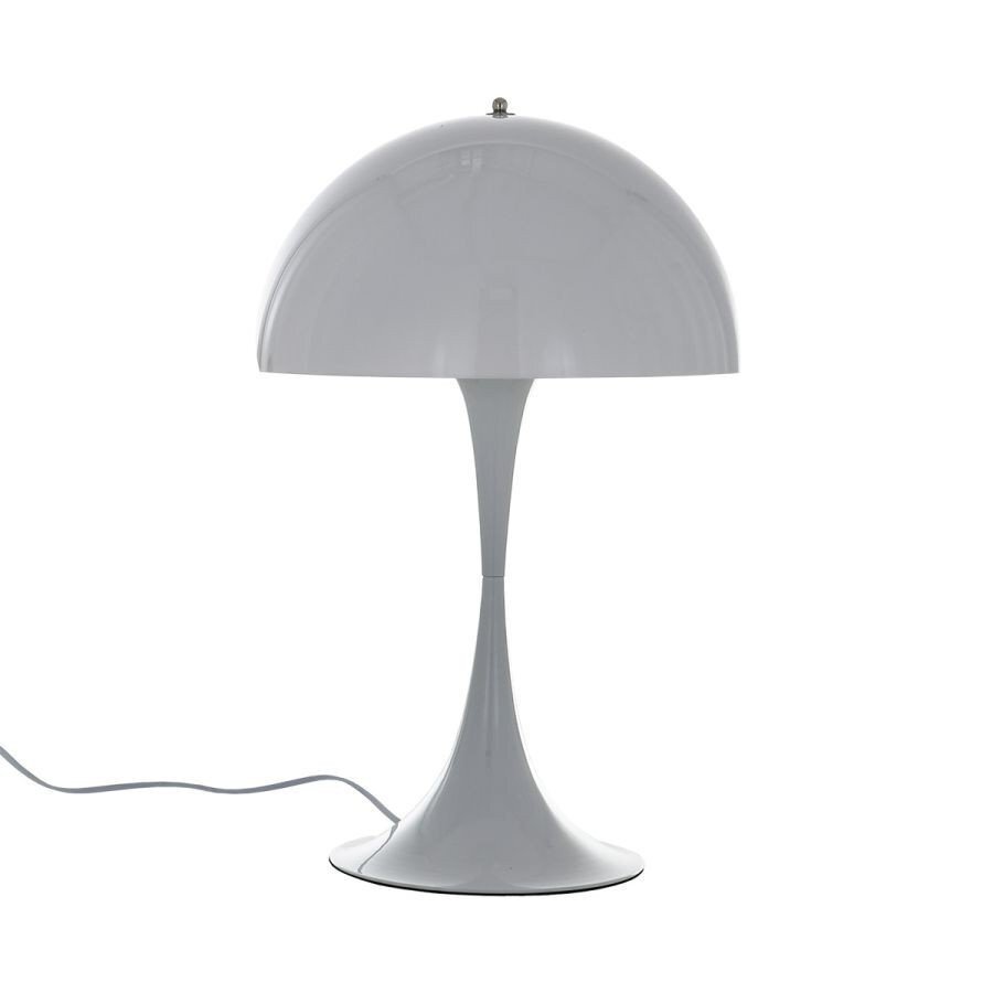 Biała lampa stołowa o nowoczesnym designie z półkulistym kloszem i smukłą podstawą. Kabel zasilający widoczny z tyłu lampy.