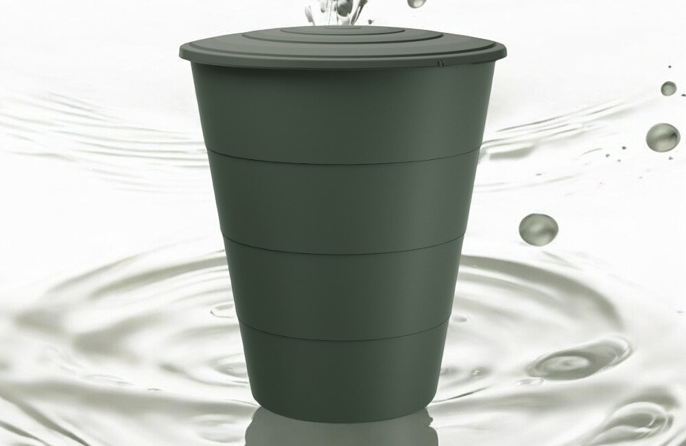 Zielony zbiornik na deszczówkę o gładkiej powierzchni, z pokrywą na górze, stoi na tle wody z widocznymi kroplami. Zbiornik ma kształt stożka z poziomymi pasami.