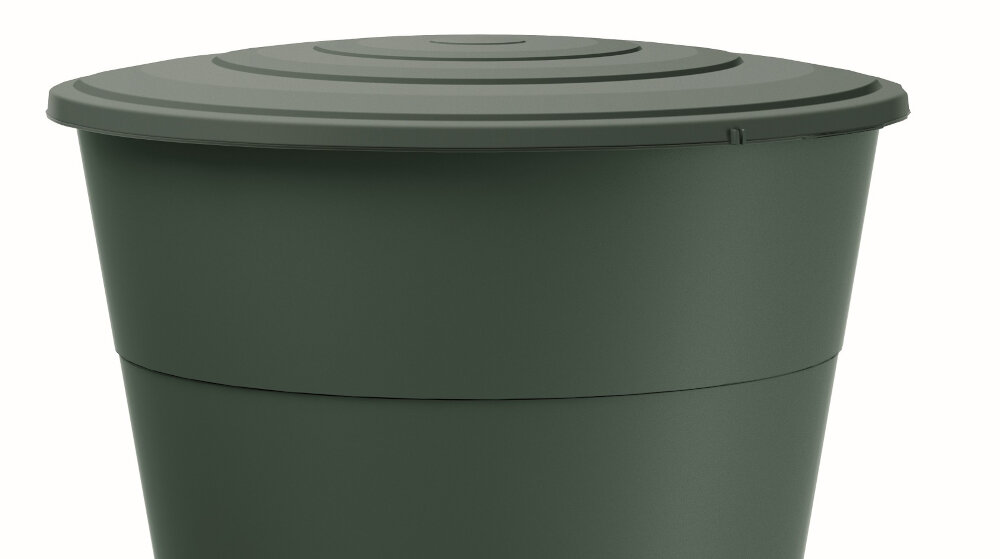 Zielony zbiornik na deszczówkę o gładkiej powierzchni z pokrywą. Produkt ma prosty, cylindryczny kształt.