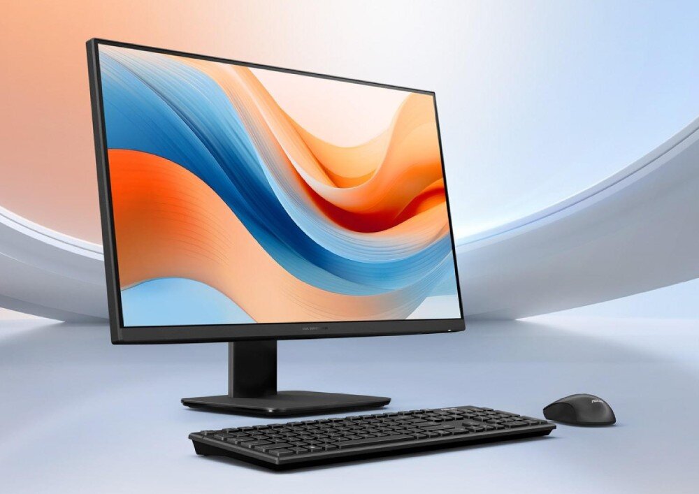 Komputer All in One ASUS ExpertCenter PM670KA-BPE046X Komputer typu All-in-One z dużym ekranem wyświetlającym kolorowe fale w odcieniach pomarańczu i błękitu ustawiony na jasnym tle obok czarnej klawiatury oraz myszki, opis