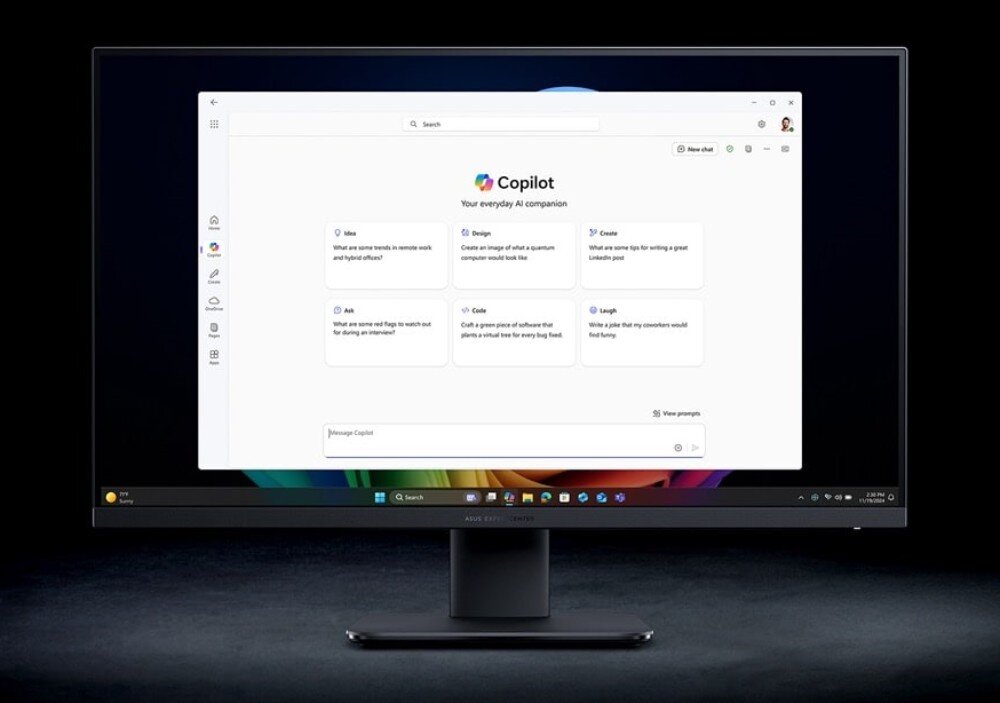 Komputer All in One ASUS ExpertCenter PM670KA-BPE046X Ekran monitora w ciemnym pomieszczeniu wyświetlający interfejs programu 'Copilot' z białym oknem i kolorowymi ikonami funkcji, sztuczna inteligencja, narzędzia, głośnik