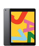 Tablet z czarną ramką i kolorowym ekranem, na którym widoczne są duże litery w różnych kolorach na żółtym tle. W tle widoczna jest szara powierzchnia.