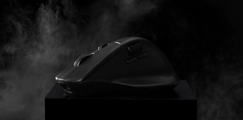 KEYCHRON M6 baterię o pojemności 800 mAh bez konieczności częstego podłączania myszy do ładowania  - mysz na ciemnym tle, w tle dym