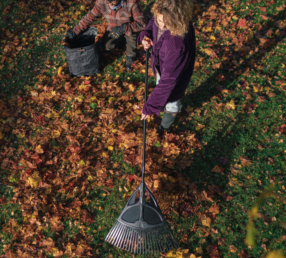 Grabie FISKARS Solid do liści 1015645 głowica szerokość elastyczne tworzywo lekki aluminiowy trzonek zbieranie liści manewrowanie
