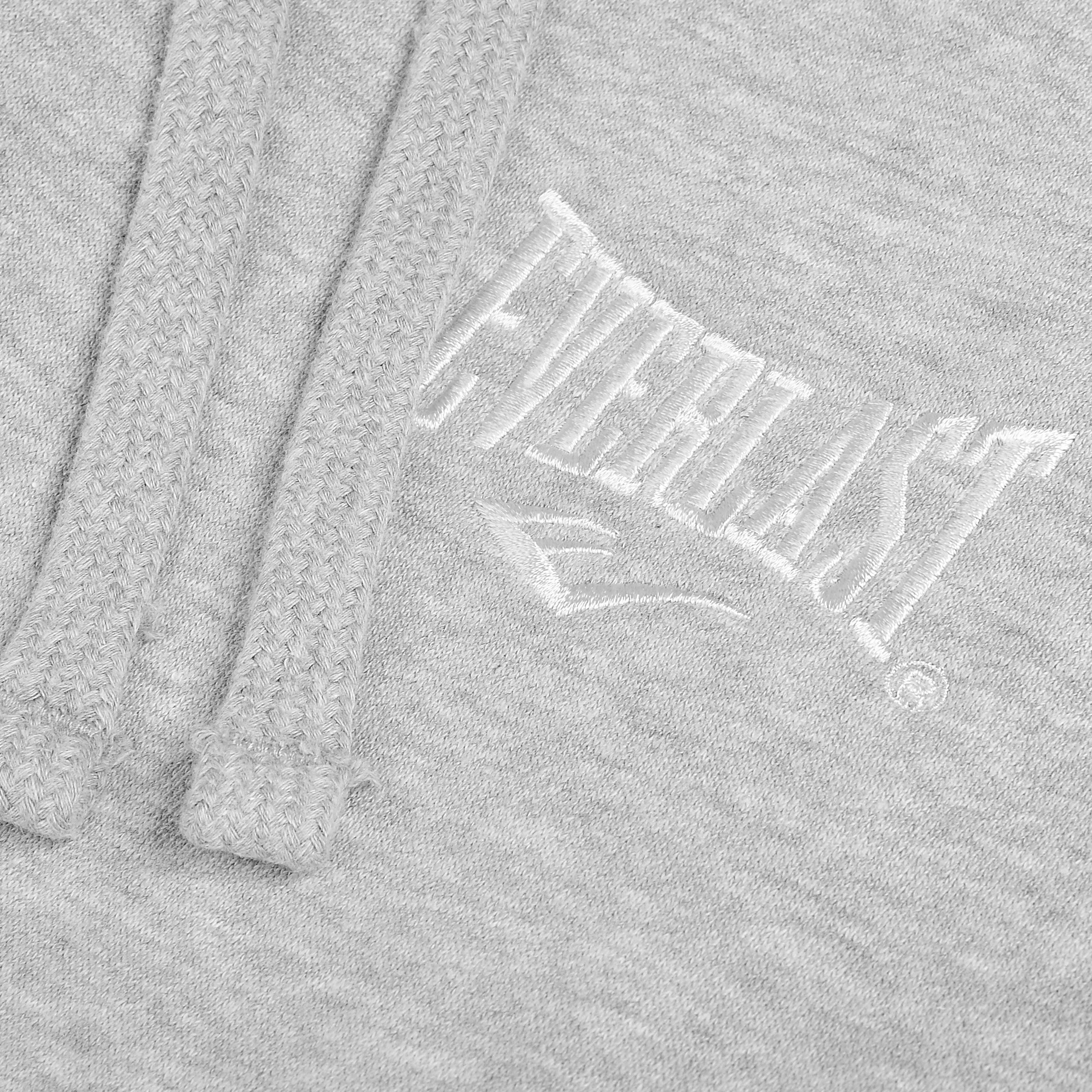 Szara bluza z widocznym haftowanym logo \'EVERLAST\' oraz sznurkami przy kapturze.