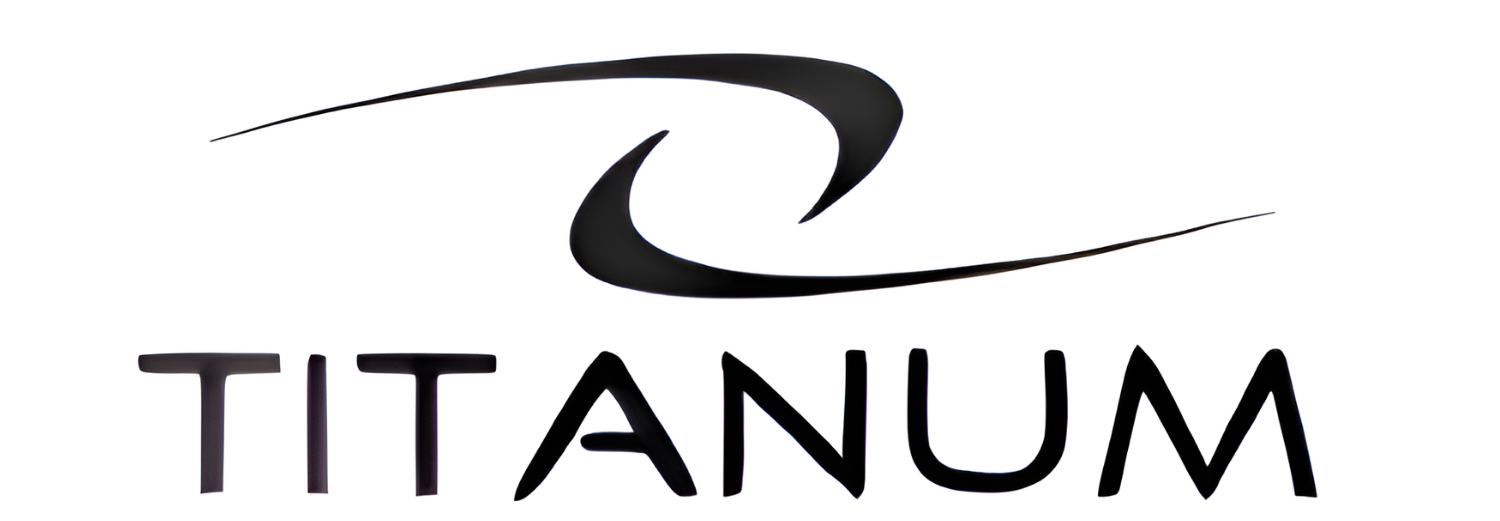 Logo z napisem \'TITANUM\' i stylizowanym symbolem nad literami.