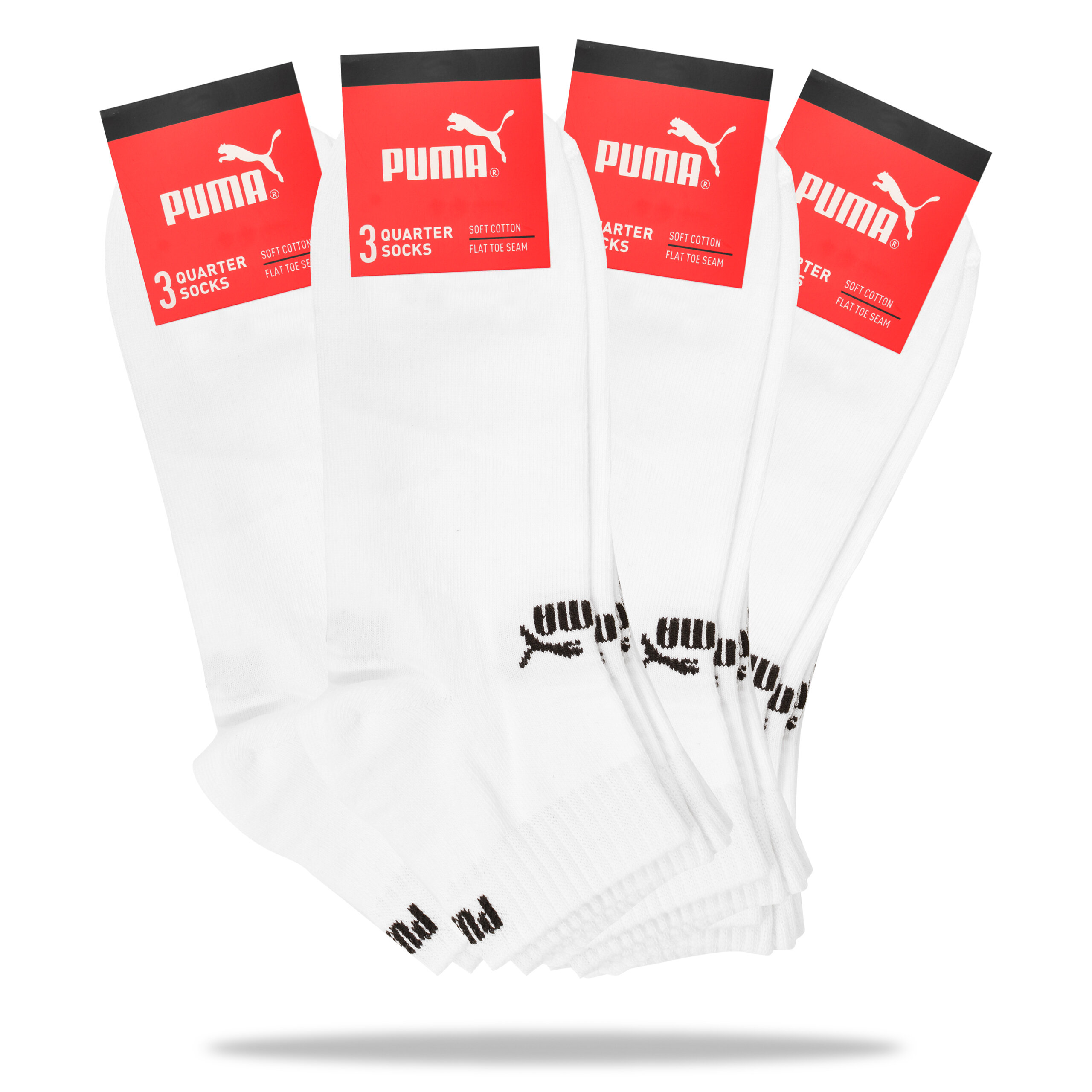 Na obrazie widoczne są białe skarpety z czarnym logo Puma, zapakowane w zestawy po trzy pary. Na opakowaniach znajduje się tekst: \'PUMA\', \'3 QUARTER SOCKS\', \'SOFT COTTON\', \'FLAT TOE SEAM\'.