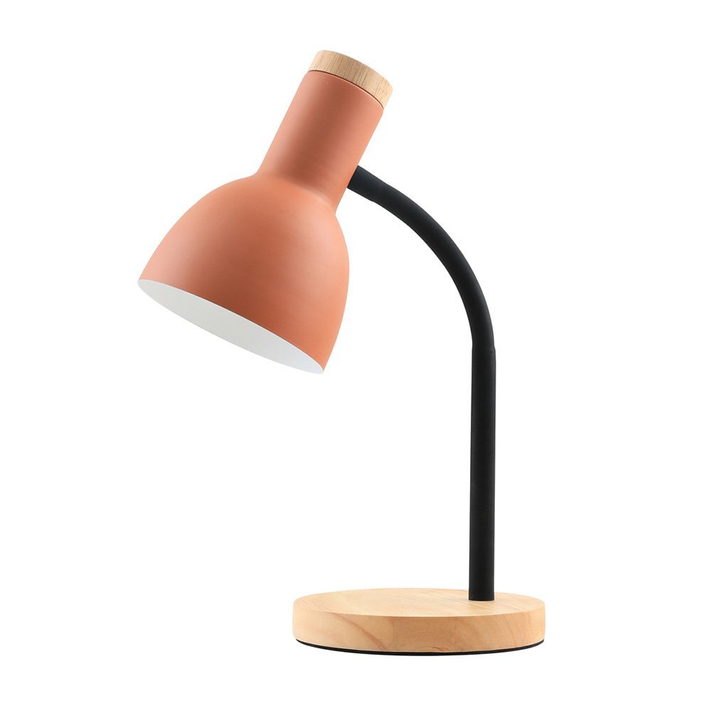 Lampa biurkowa z drewnianą podstawą i pomarańczowym kloszem na czarnym ramieniu, umieszczona na białym tle.