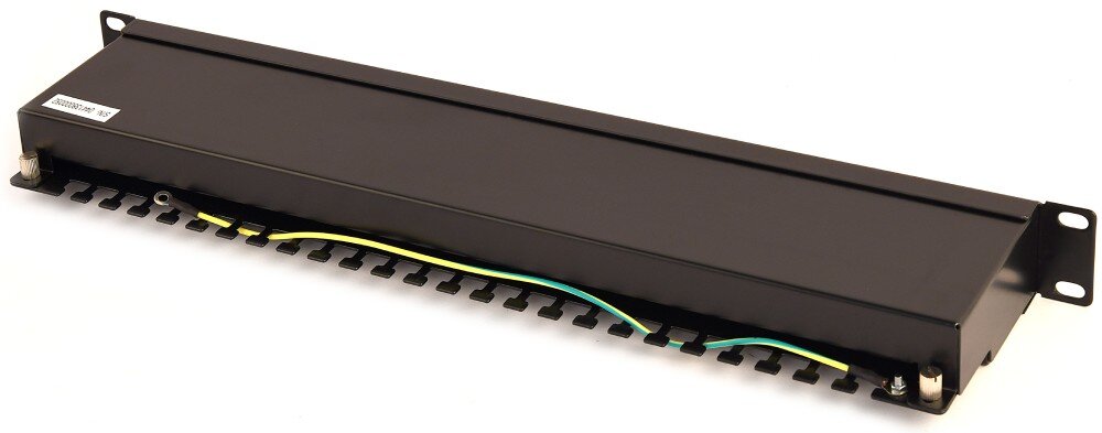 Patch panel ENERGENIE NPP-C624-002 Widok na tył panelu z metalową listwą do organizacji kabli posiadającą liczne wypustki, do której przykręcono zielono-żółty przewód uziemiający