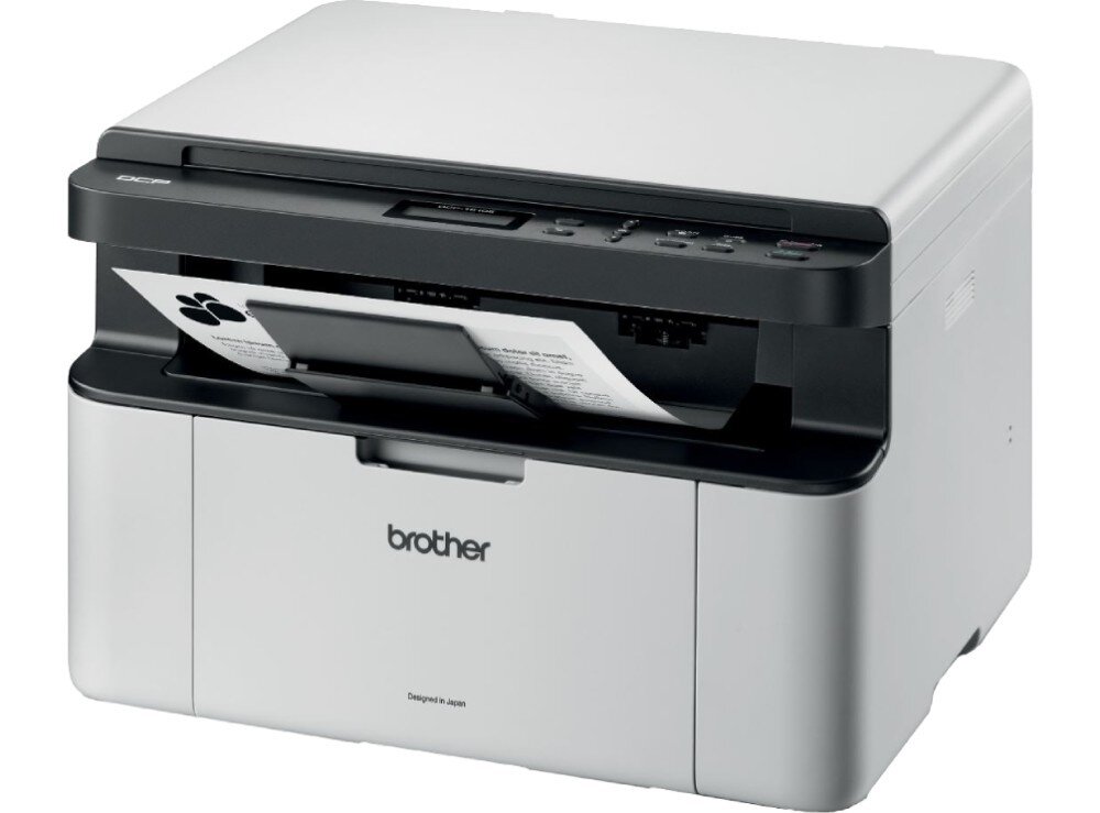 Urządzenie wielofunkcyjne w kolorze szaro-czarnym z widocznym logo \'brother\' na przedniej części. W urządzeniu znajduje się wydrukowana kartka papieru.