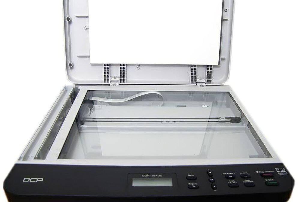 Urządzenie wielofunkcyjne z otwartą pokrywą skanera, widoczny panel sterowania z przyciskami i wyświetlaczem. Na obudowie widoczny napis \'DCP\' oraz \'DCP-1510E\'.