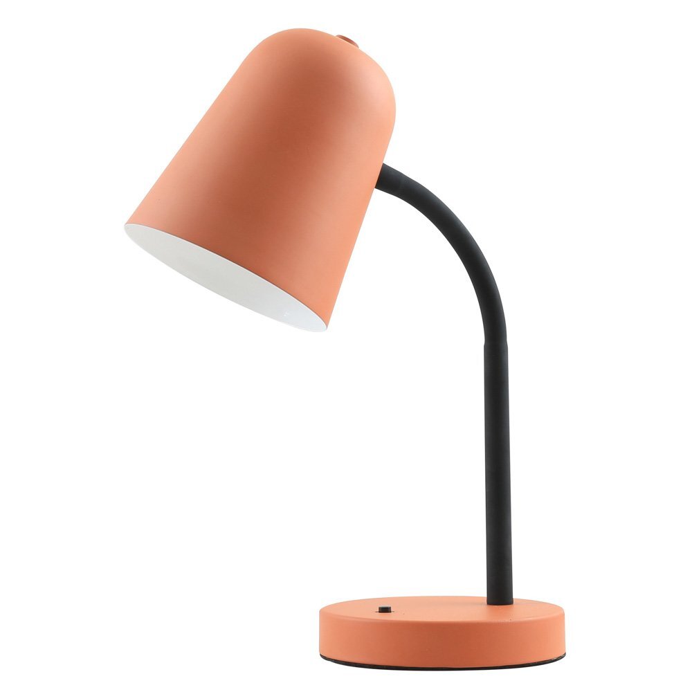 Lampa biurkowa o pomarańczowym kloszu i podstawie, z czarnym, zakrzywionym ramieniem. Na podstawie znajduje się mały przycisk.