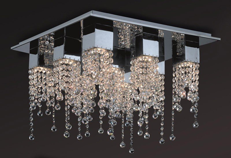Nowoczesna lampa sufitowa z chromowaną podstawą i wiszącymi kryształkami, tworząca efektowne oświetlenie. Lampa ma kwadratowy kształt i elegancki design.