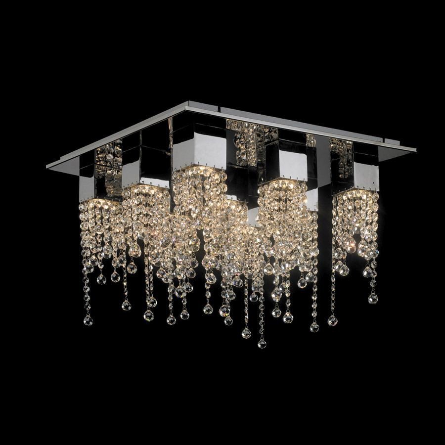 Nowoczesna lampa sufitowa z chromowaną podstawą i wiszącymi kryształkami, tworząca efektowne oświetlenie. Tło jest czarne, co podkreśla elegancję lampy.
