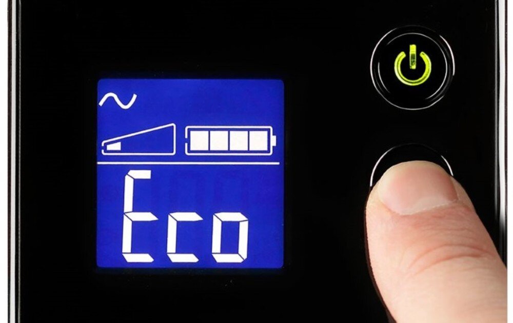 Zasilacz UPS EATON Ellipse Pro Zbliżenie na cyfrowy ekran zasilacza awaryjnego z wyświetlonym napisem 'Eco', ikoną baterii oraz palcem naciskającym przycisk obok