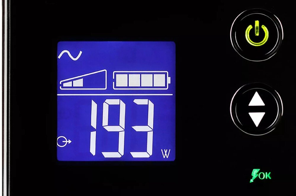 Zasilacz UPS EATON Ellipse Pro Zbliżenie na cyfrowy ekran zasilacza awaryjnego z wyświetlonym napisem 'Eco', ikoną baterii oraz palcem naciskającym przycisk obok