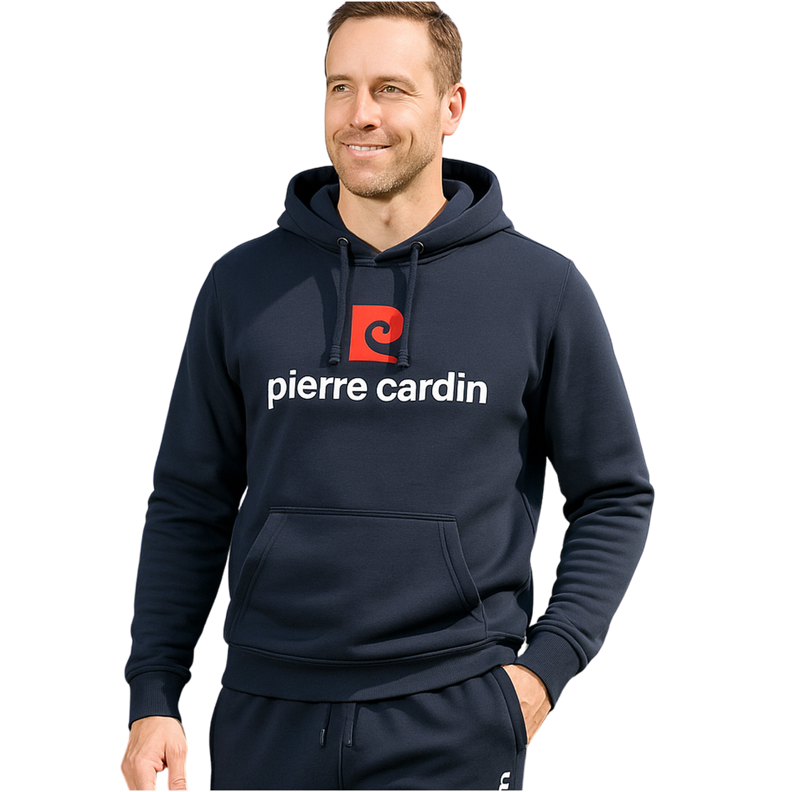 Granatowa bluza dresowa z kapturem z widocznym logo \'pierre cardin\' na piersi.