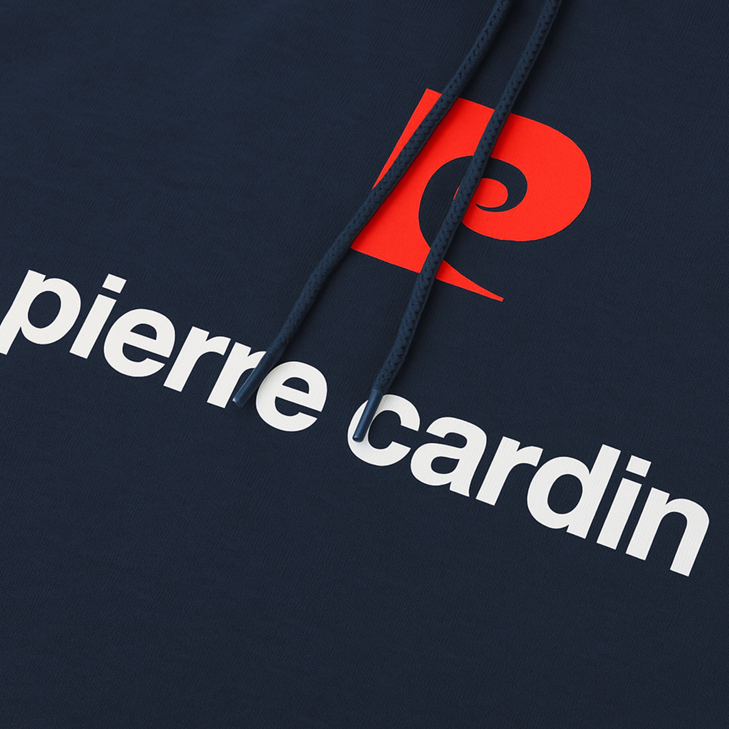 Granatowa bluza z kapturem z widocznym czerwonym logo i białym napisem \'pierre cardin\'.