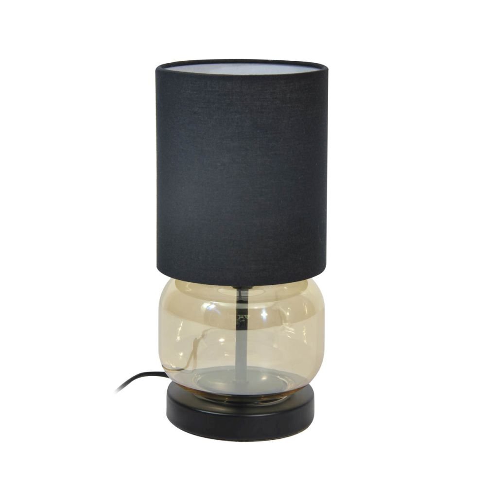 Lampa stołowa z czarnym abażurem i przezroczystą, szklaną podstawą w kształcie kuli. Podstawa lampy jest osadzona na czarnym, okrągłym cokole.