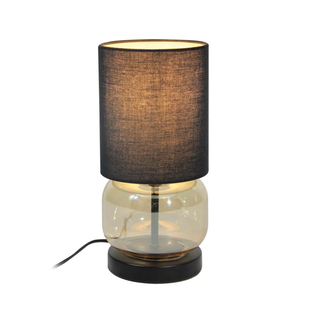 Lampa stołowa z czarnym abażurem i przezroczystą, szklaną podstawą. Kabel zasilający widoczny jest obok podstawy.