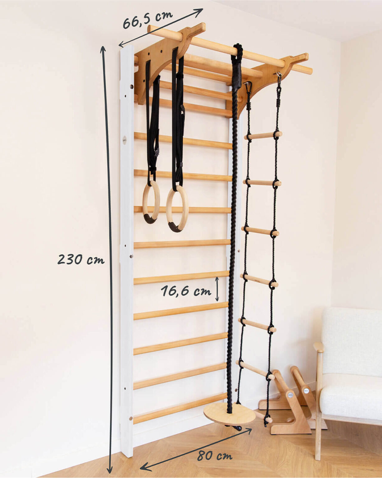 Drabinka gimnastyczna z drewnianymi szczeblami, wyposażona w kółka gimnastyczne i linową drabinkę. Wymiary to 230 cm wysokości, 66,5 cm szerokości i 80 cm głębokości.