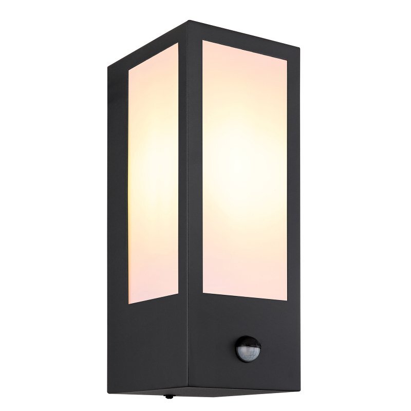 Czarna matowa lampa zewnętrzna o prostokątnym kształcie z jasnym kloszem i czujnikiem ruchu na dole. Lampa ma nowoczesny design i jest przeznaczona do montażu na ścianie.
