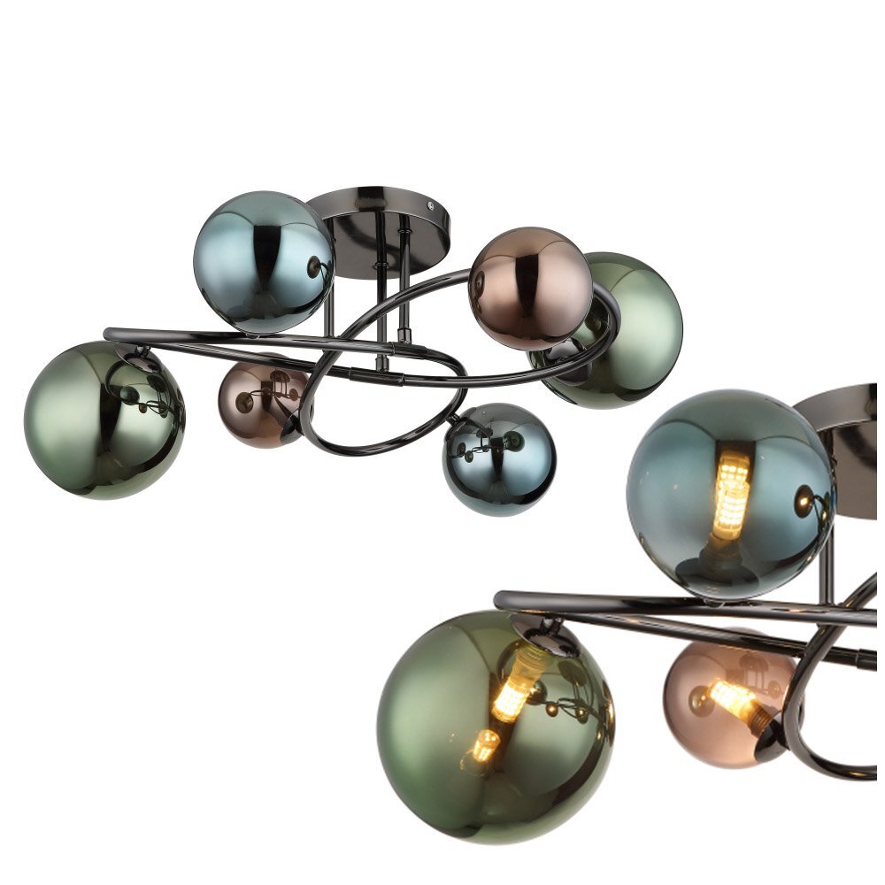 Lampa sufitowa z sześcioma kulistymi kloszami w różnych metalicznych kolorach, zamontowana na metalowej konstrukcji. Klosze mają widoczne żarówki wewnątrz.