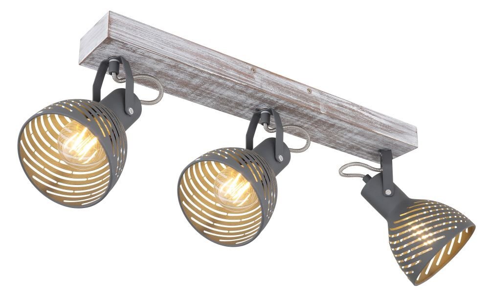 Lampa sufitowa z trzema reflektorami zamontowanymi na prostokątnej, bielonej drewnianej podstawie. Klosze są szaro-niebieskie z dekoracyjnymi otworami, przez które prześwituje światło.