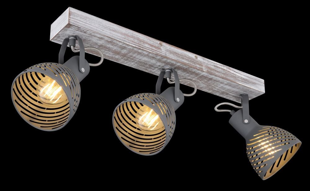 Lampa sufitowa z trzema reflektorami zamontowanymi na prostokątnej, bielonej drewnianej podstawie. Klosze są szaro-niebieskie z dekoracyjnymi otworami, przez które prześwituje światło.
